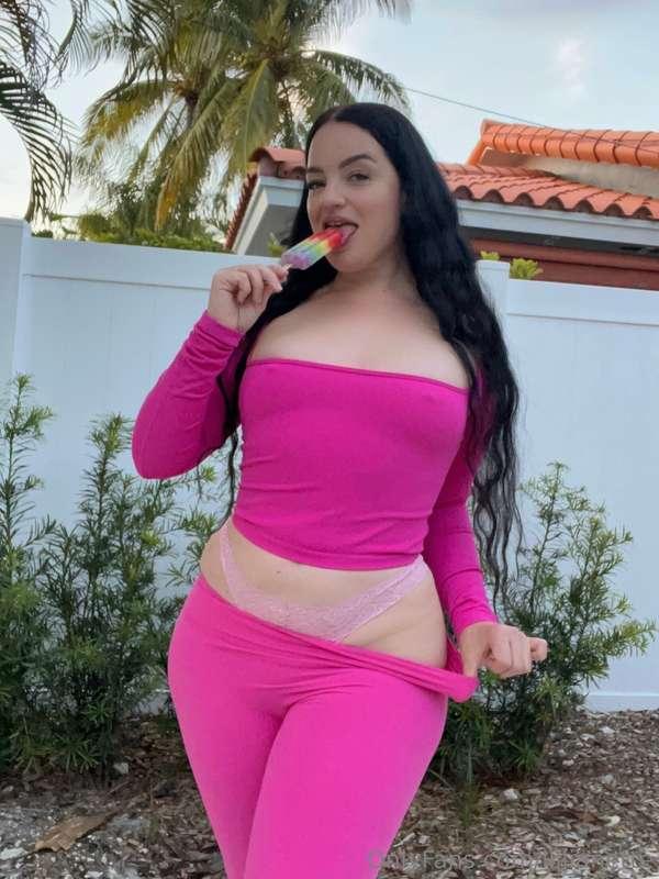 Mmmm yummy, lemme suck on your popsicle sometime daddy😘