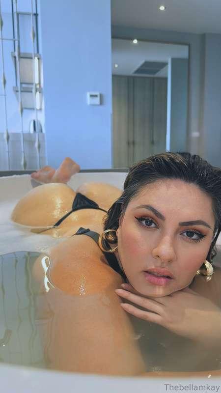 Waiting on you to join me & get me extra wet 💦 