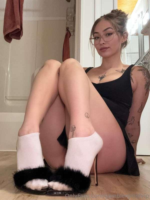I want to stroke ur dick with my sweaty feet 🤭💦🩷 they smell ..