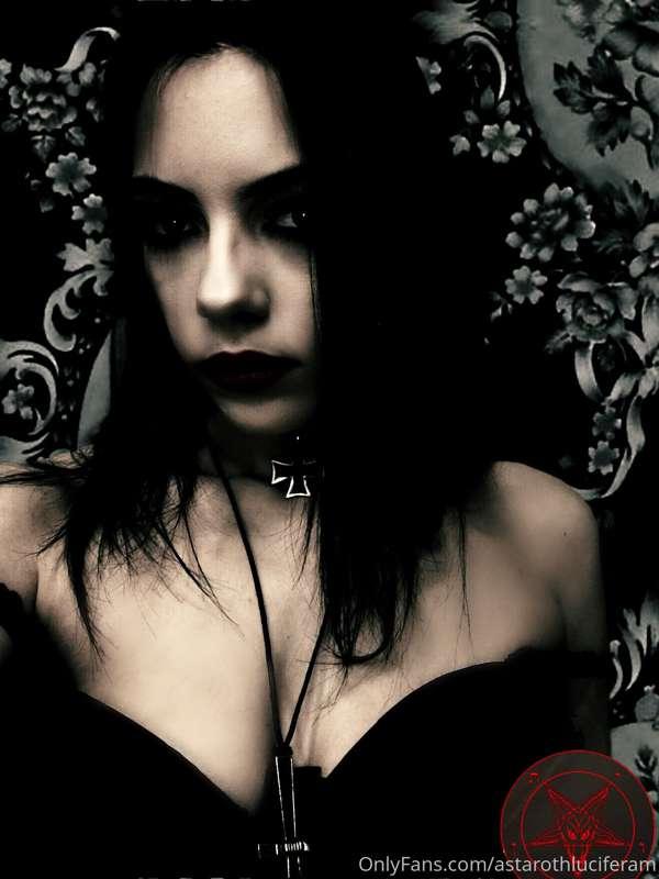 Dark day darling 🖤🦇