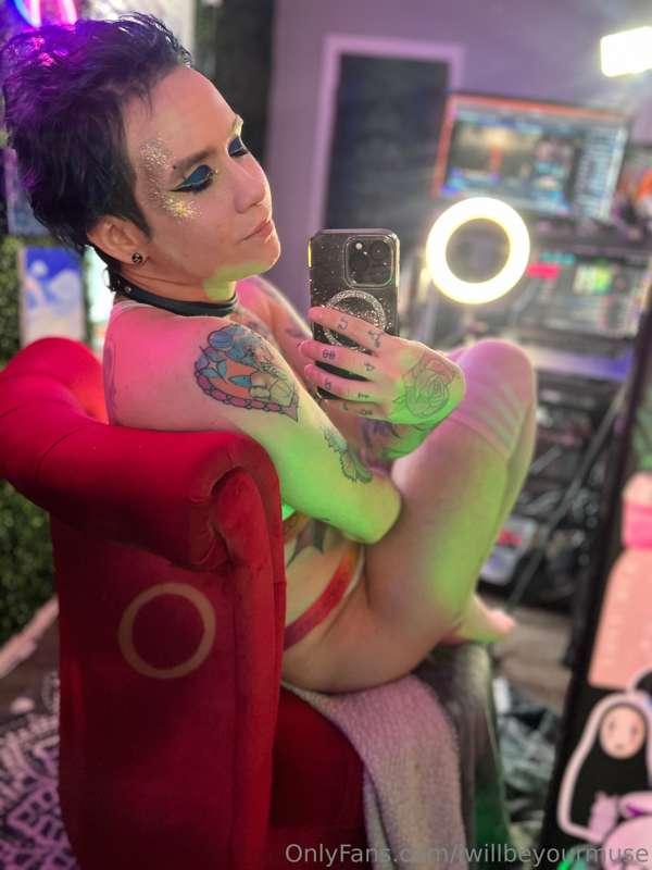 should I post more mirror selfies?