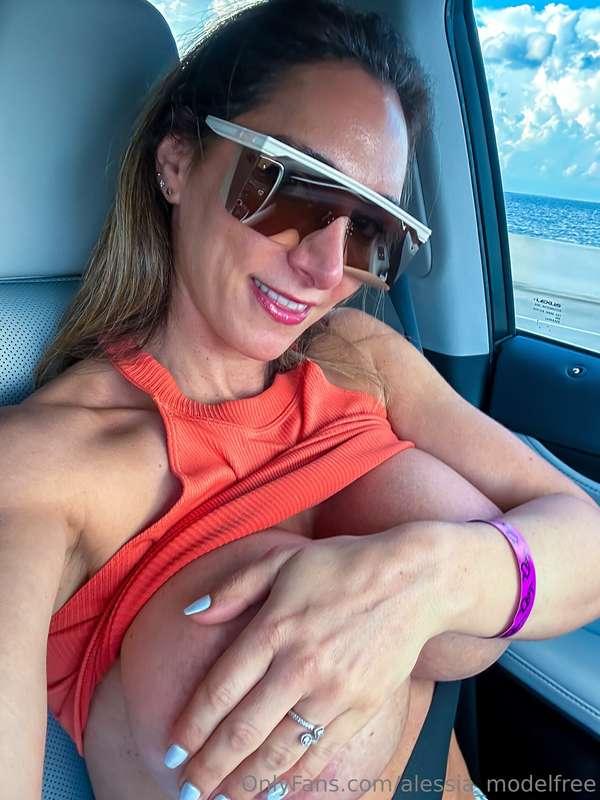 Roadtrip ready with the girls out..😎✌🏼