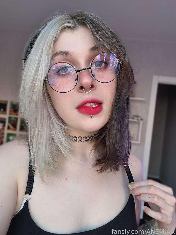 🪴🧇How do you like my image? Do my glasses suit me? ^^

#egirl #Heels #cute #fyp #emo #tattoo #girlnextdoor #girlfriend #waifu #petite #horny #tongue #Tights