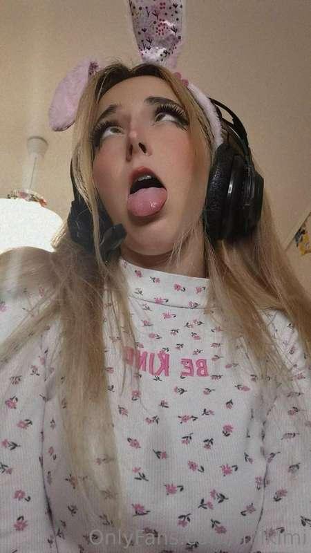 Oops you got my blouse dirty 😳😳