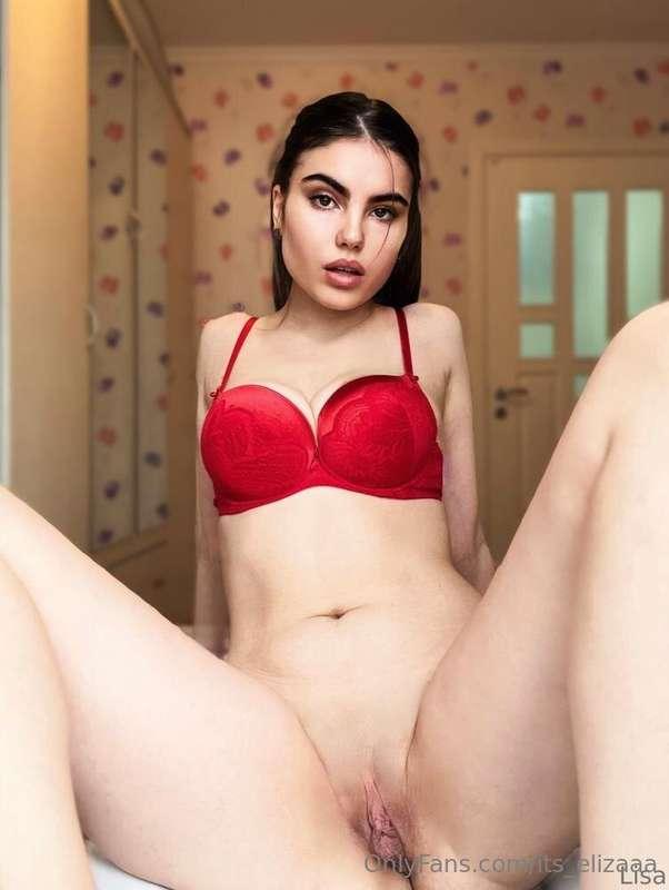 I'm Lisa 21 y.o @lisa_sweettt 🤍 I'm the sluttiest girl you'l..