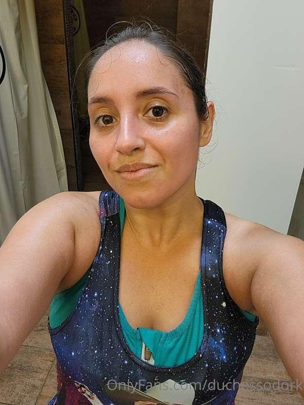 Happy Monday! Working hard in the gym and I think I'm seeing..