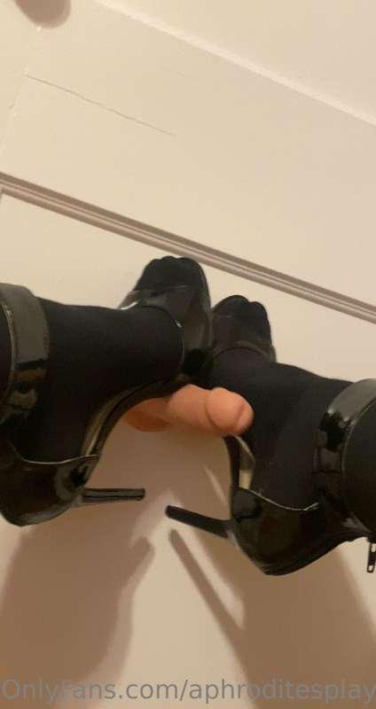 Mini set to test the waters…y’all into feet/heels? 👀
