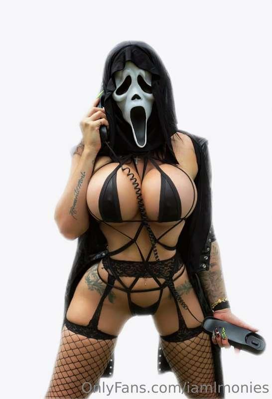Imagine if Ghostface showed up to ur house dressed like this..