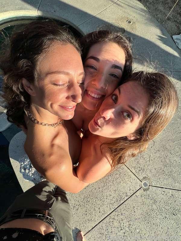 wanna get in the middle?🐣
@stephinspace and @bellatrixortreat2 are two of the sweetest lil hooman beans i ever did have the chance to hangout with ☺️ 
i hadn’t seen steph in a while so when she came over, we all had to get naked in the sun together ^.^☀️ 
feeling the sun on our bare skin is one of our fave things :3