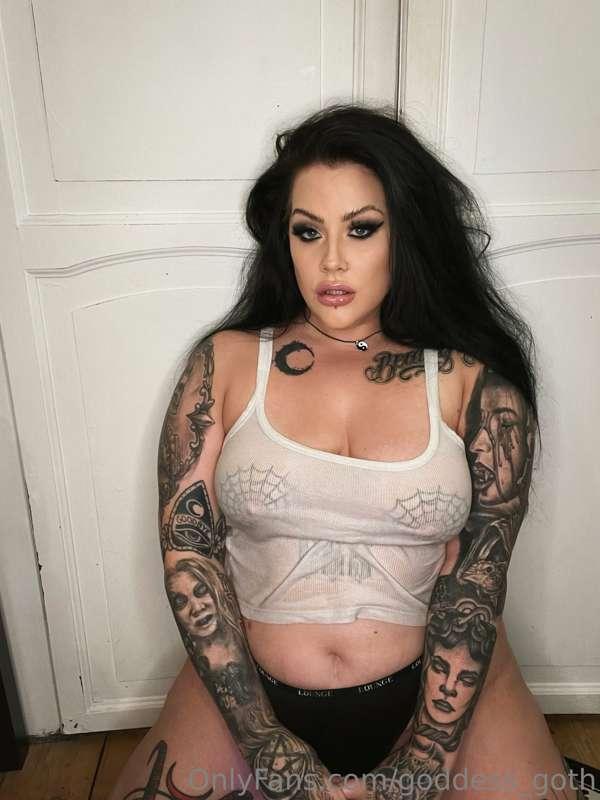 Who’s up? Slide in my DM’s. I’m horny and want to talk 😈