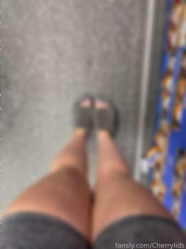 A lil vid for my feet lovers! How are you, guys? Maybe you want something more

#fyp #mommy #milf  #pawg #thicc #feet #fetish #footfetish #slippers