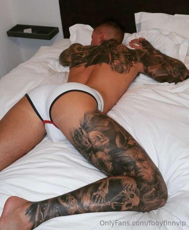 Slowly take my briefs down and eat my ass🥵