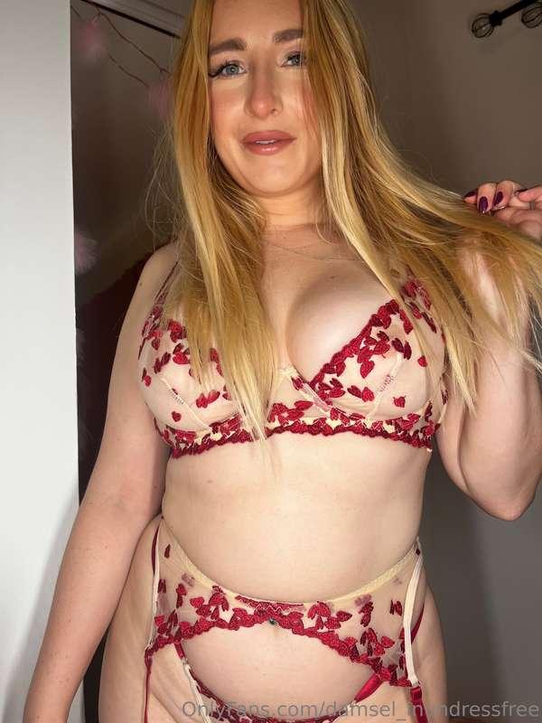 Come chat to me over at @damsel_inundress online all night b..
