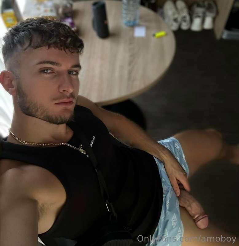 Qui vient me sucer je suis trop chaud 🥵