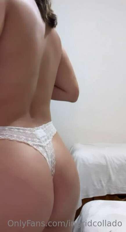 My butt is like a peach, ripe and ready to be bitten 🍑🫦