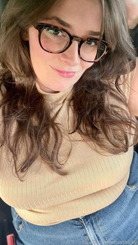 Like this post if you’re ready for the weekend 

I’m sure ready for some fun and stress relief 😈💦

#fyp #chubby #bbw #selfie #sfwselfie #chubbygirlswithglasses 