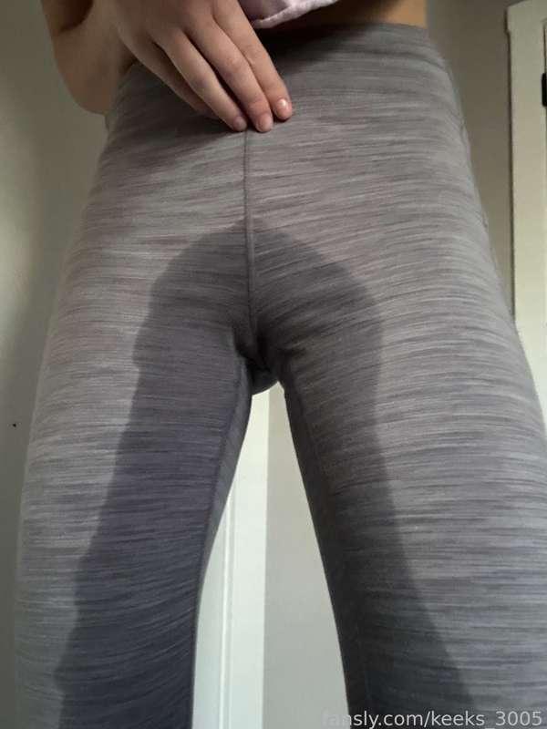 2 minute wetting desperation in my yoga pants 🥵

#pee #peeing #wet #wetting #watersports #wetandmessy