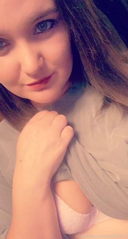 Good morning! 💋 it’s a jean and t-shirt kind of day! Hope yo..