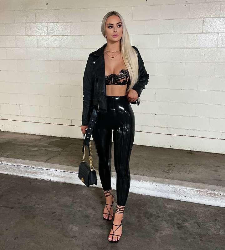 For all my latex lovers 🖤🖤🖤