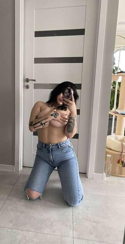 Haven't post there in a while how are y'all😼
50% Off Discoun..