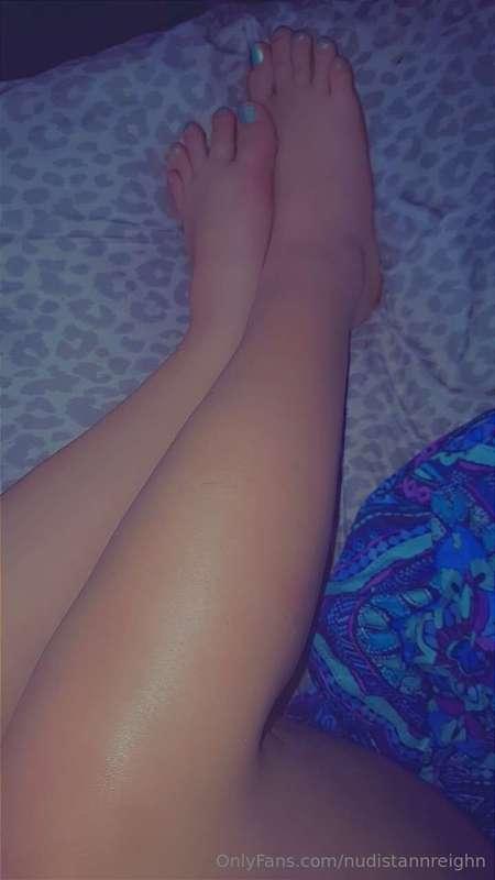 Any feet and leg lovers? Drop a $1 tip if yes! ❤️