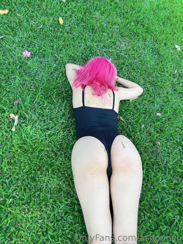 Descubrí que me encanta poder estar recostada en el pasto 💚😈
