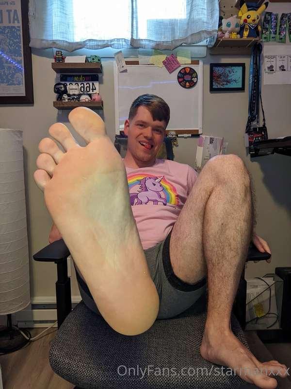 Who's gonna give me a foot rub? 🦶👣