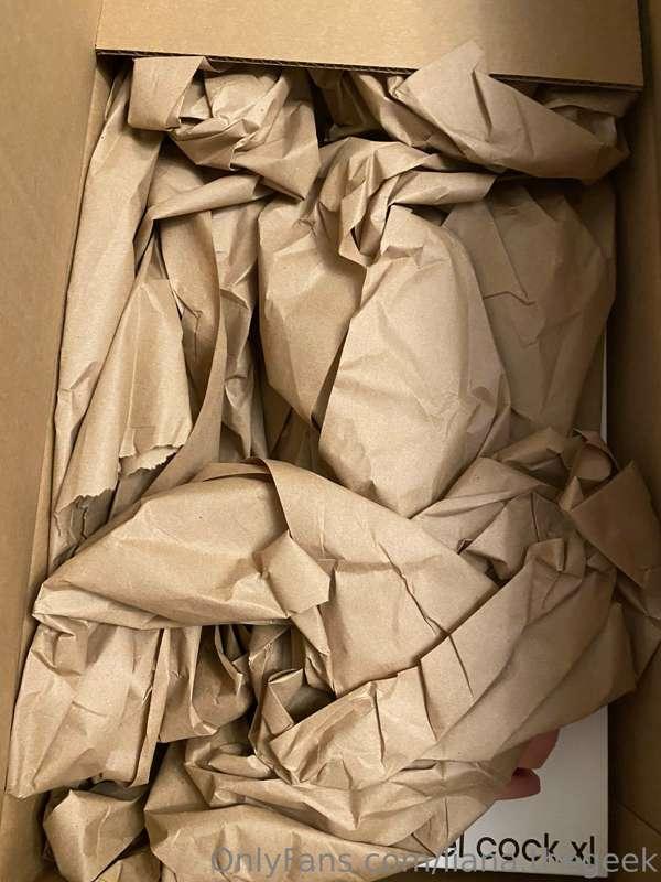 Look at this BIG box that just arrived!! 👀 For those who con..