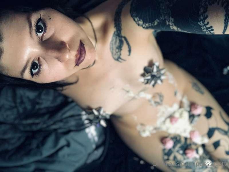 Baby I mecame the cake myself 🖤
8 DAYS TILL MY B-DAY !!