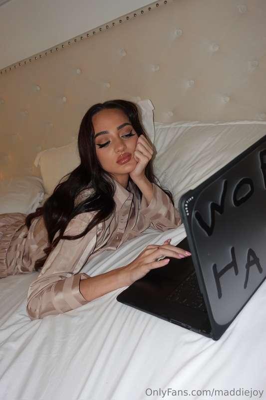 chilling in bed while messaging on my pornstar page @enjoyma..