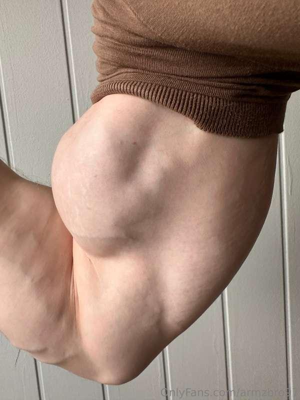 Oh the biceps! What magnificent muscles! Especially in tight..