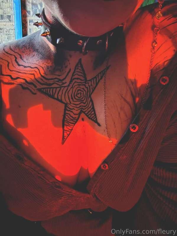 Petite photo de body paint histoire de rester présent , mais..