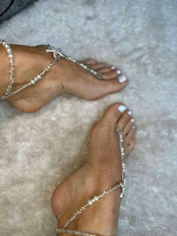 Tip me your dick size and I’ll send you my feet with somethi..
