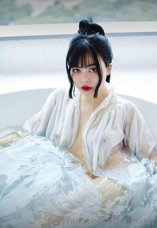 still kinda hot inside this tub. 🥵