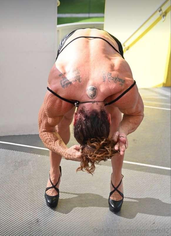 To all my submissive, huge muscle-worshipping subs - I have ..