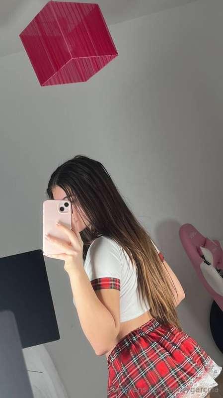 Una colegiala traviesa te espera en el DM📝🥵 SOLO siendo VIP ..