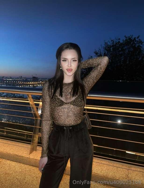 I love walking around the evening city, and you?🥰