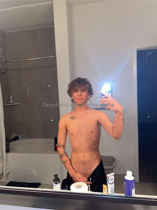 Woke up from a nap and now I'm craving some rock hard cock 🦴..