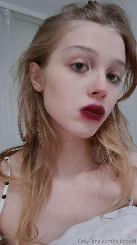 Do you like red lipstick on my lips?💋💄