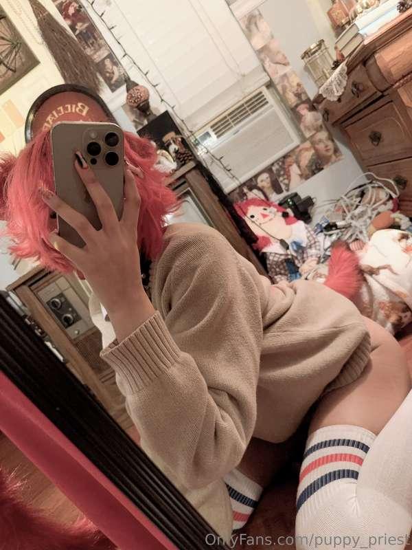 Puppy stuff!! Just a couple of ready videos of femboy thighs..