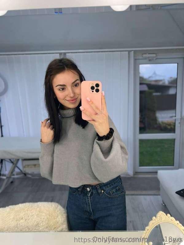 Hot babe @mist.c wants to show you her perfect body and give..