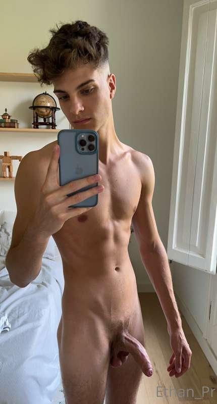Post-cum selfie