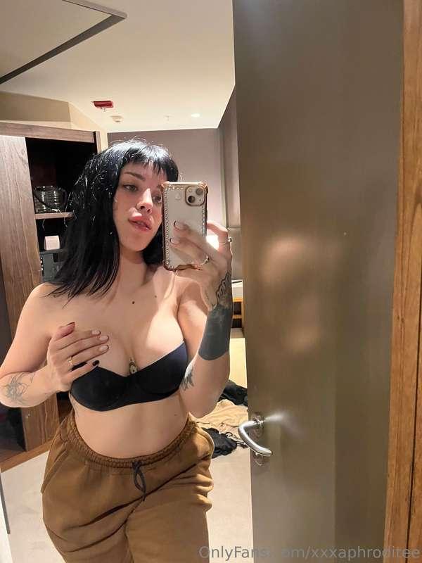 τι θα μου έκανες αν ήσουν εδώ τώρα😈... στείλε μου και δεν θα..