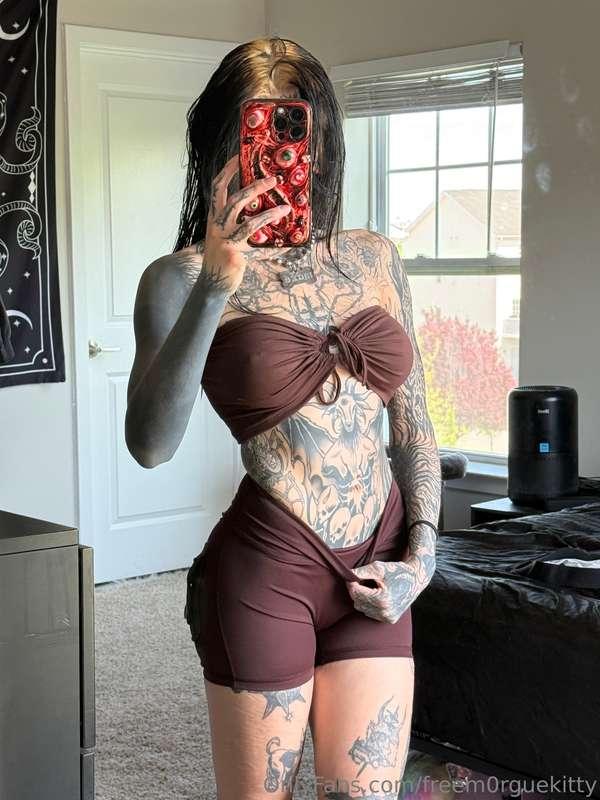 wanna be licked up and downnnn 👅💦main acc @m0rguekitty 