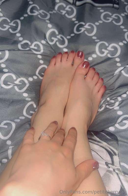 My feet look pretty, but would look better with your full lo..