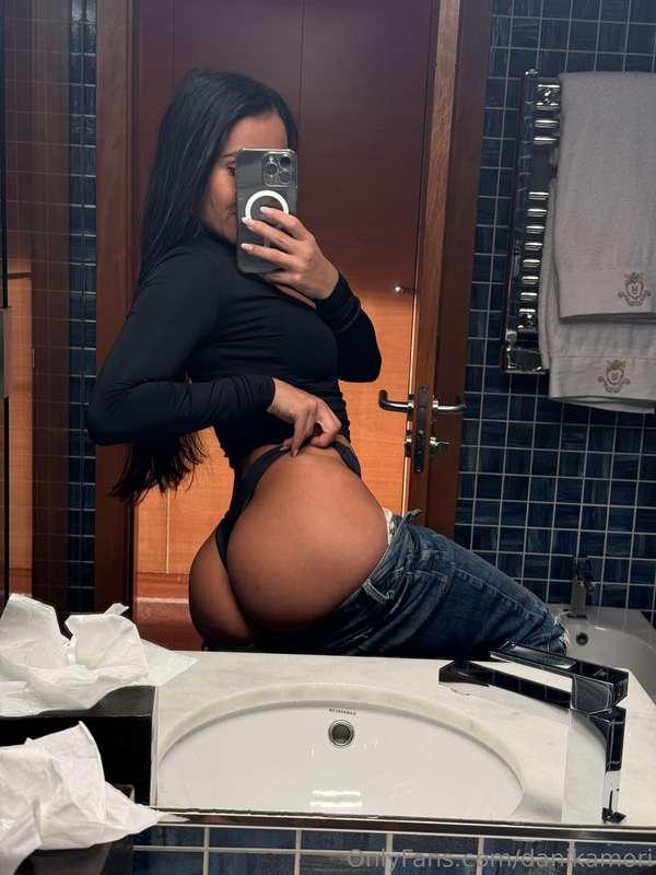 this is what bathrooms are for 🍑