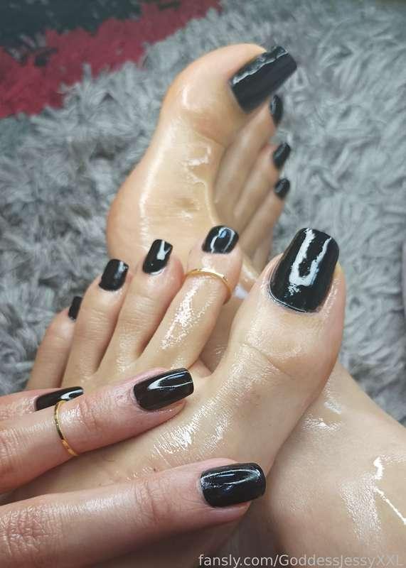 Oily black toes 🖤🔥