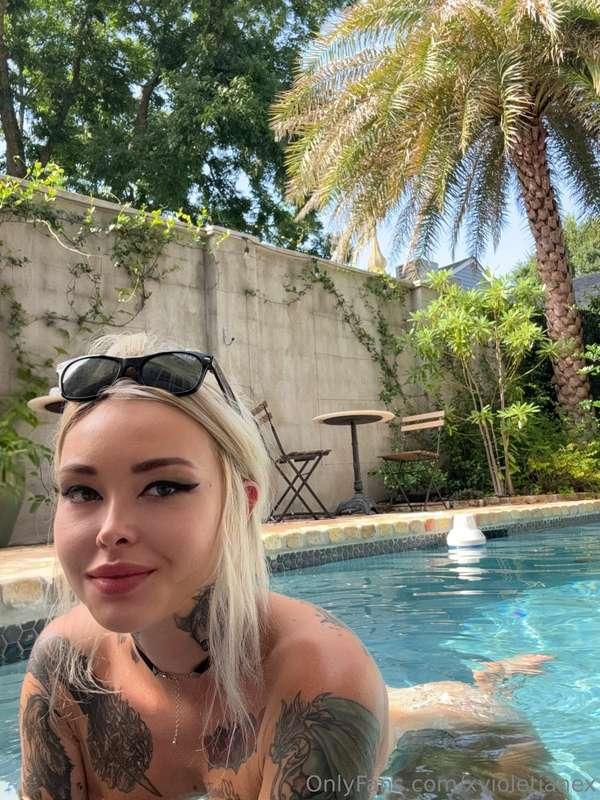 sunscreen but no clothes 😋