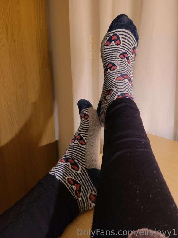 DM to pre-order custom foot videos 💫

Can be:
×Sock removal
..