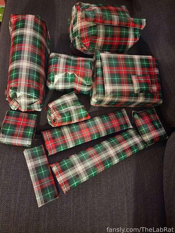 🖤Finished wrapping up the last of the Christmas presents🖤